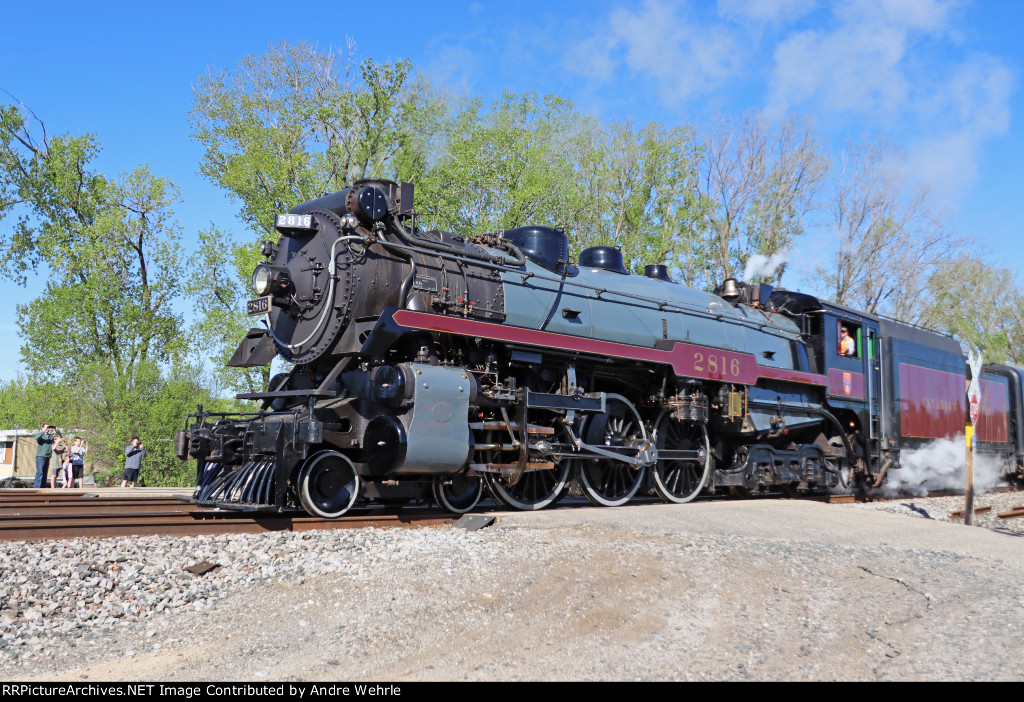 CP 2816 hisses across Ontario Street